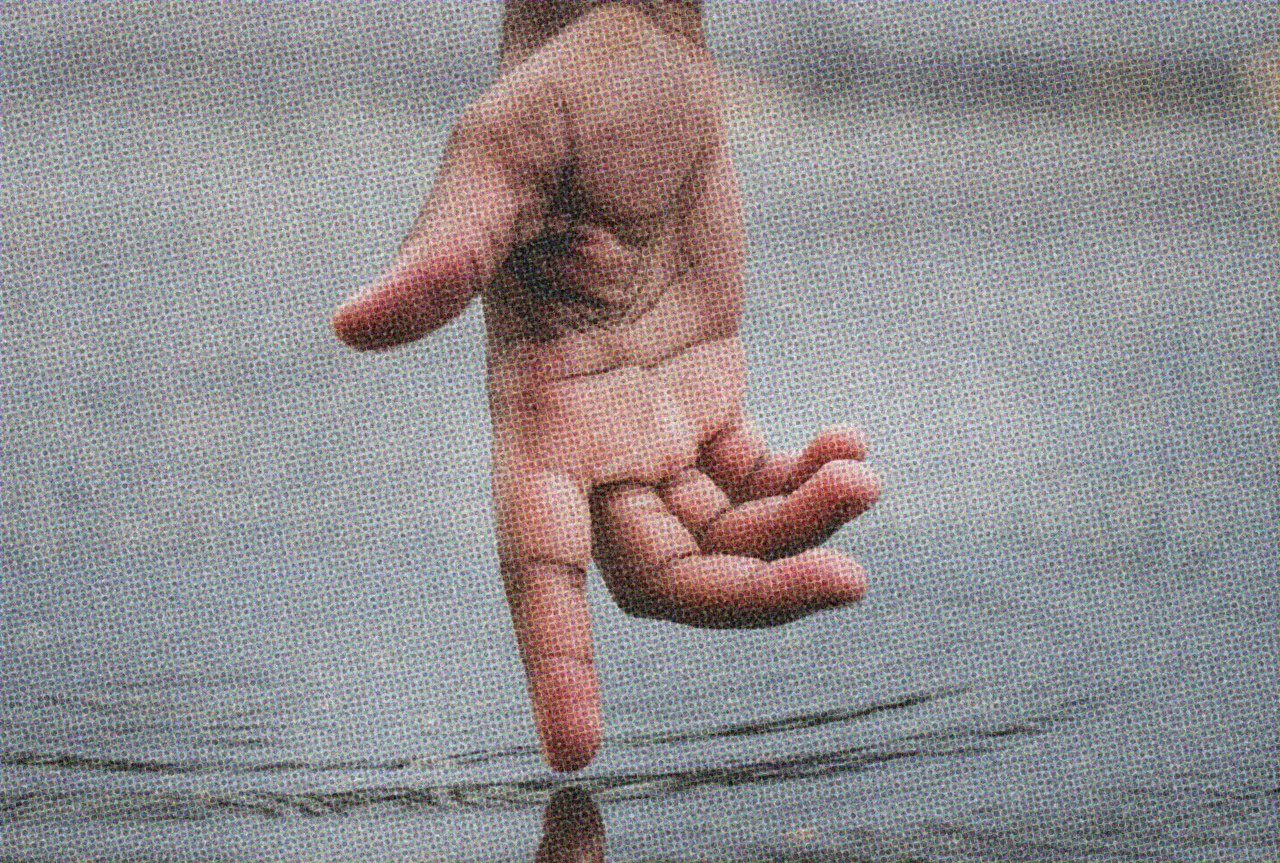 HUD App - Finger touching water - Carriage ride Bridgerton