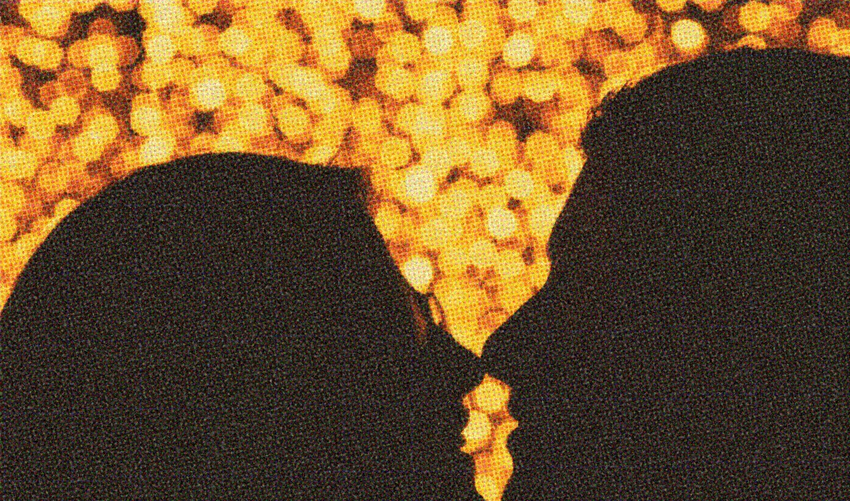 HUD App - Close up of two people kissing under Christmas lights - Hometown hookups over the holidays