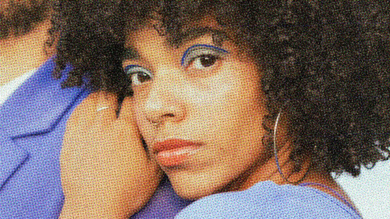 HUD App - Close up photo of black woman with blue eyeliner - Dating self awareness