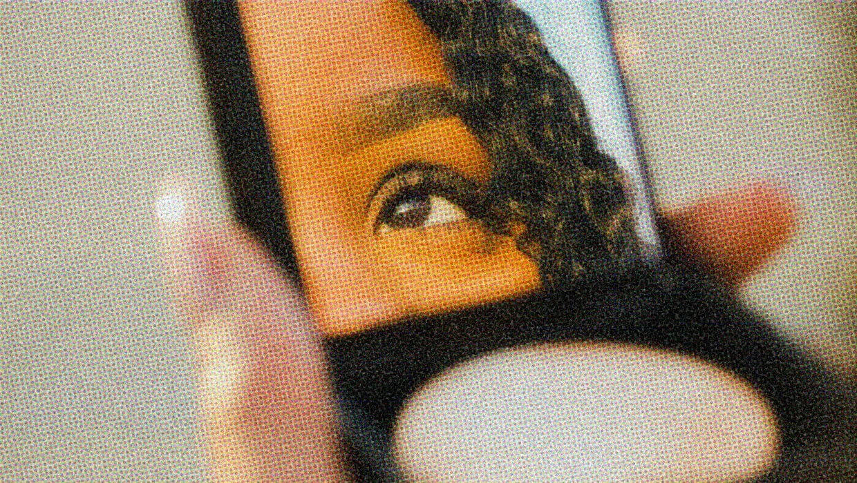 HUD App - Woman using compact mirror - Going makeup free on a first date