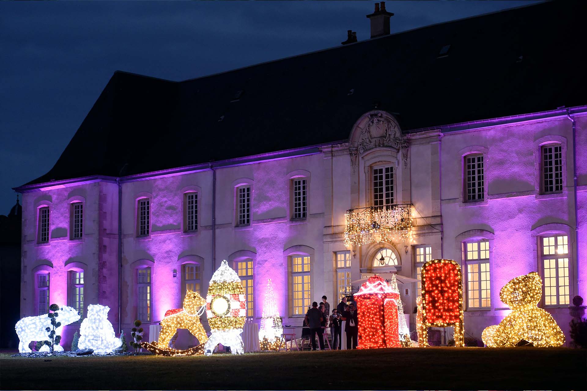 Bâtiment orné de décorations lumineuses de Noël Wagnon Group