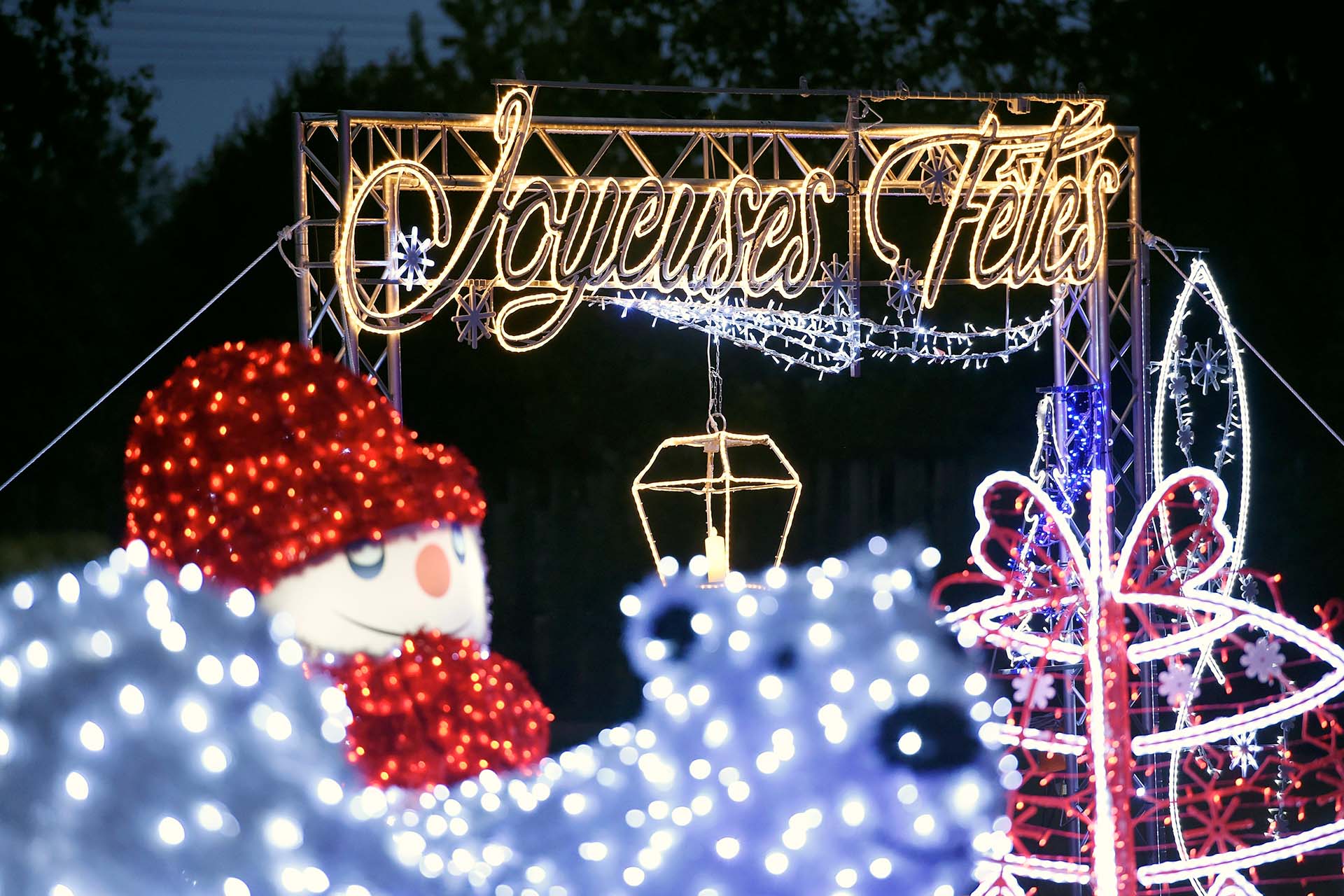 Décoration lumineuse de Noël avec enseigne Joyeuses Fêtes, bonhomme de neige au chapeau rouge et ours polaires blancs, illumination marché de Noël Nord-Pas-de-Calais
