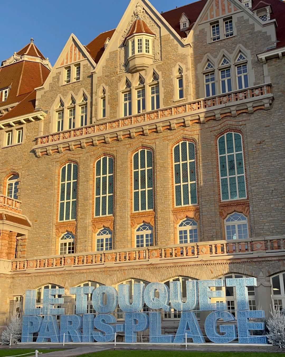Lettres lumineuses XXL Le Touquet-Paris-Plage visibles de jour, structure décorative urbaine écoresponsable conçue et installée par Wagnon Group.