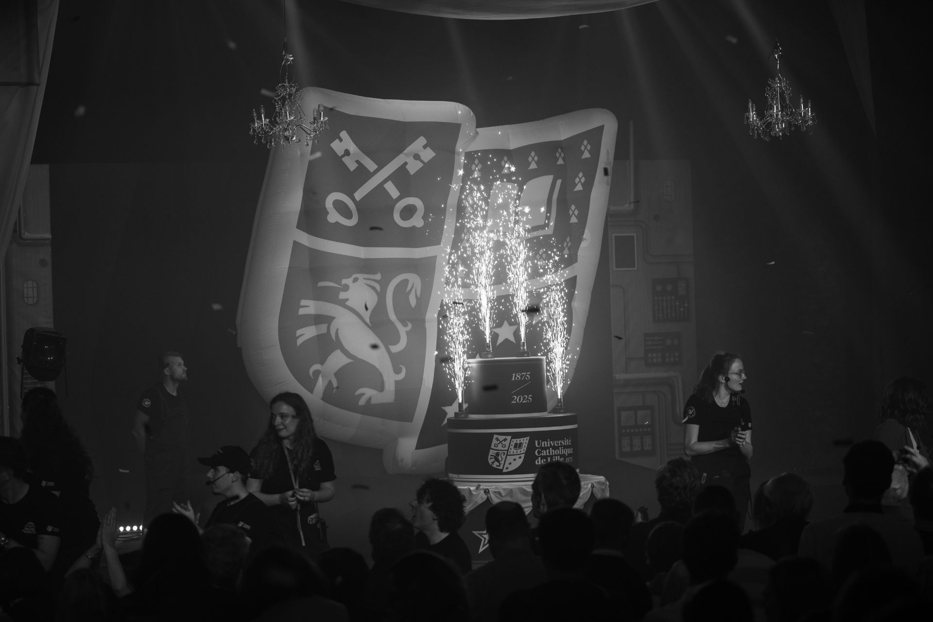 Effets pyrotechniques intérieurs sur scène lors d'un spectacle à l'Université Catholique de Lille, réalisés par Wagnon Group.
