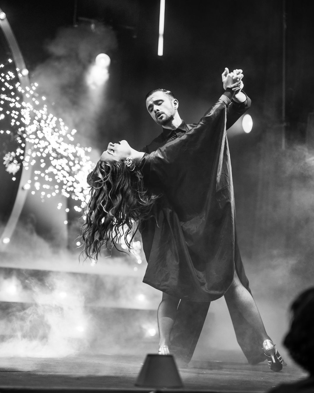 Vue de salle avec effets pyrotechniques intérieurs créant une immersion totale lors d'un spectacle événementiel à l'Université Catholique de Lille.
