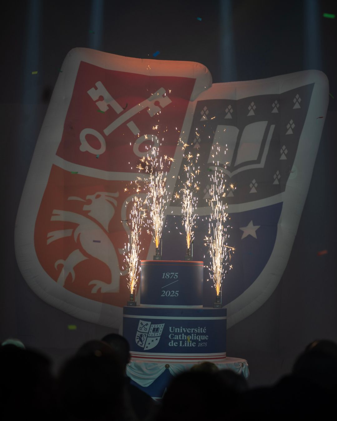 Déploiement d'effets pyrotechniques en salle par les artificiers certifiés Wagnon Group lors d'un événement à l'Université Catholique de Lille.