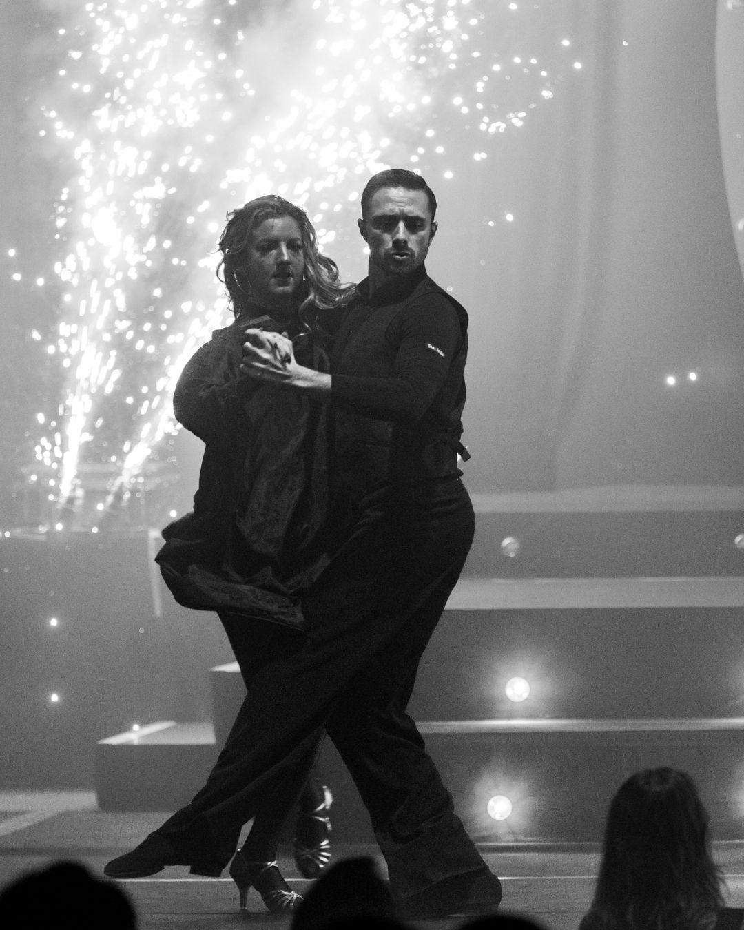 Effets pyrotechniques indoor intégrés à la scénographie du spectacle Le Rêve de Toulouse-Lautrec à l'Université Catholique de Lille.