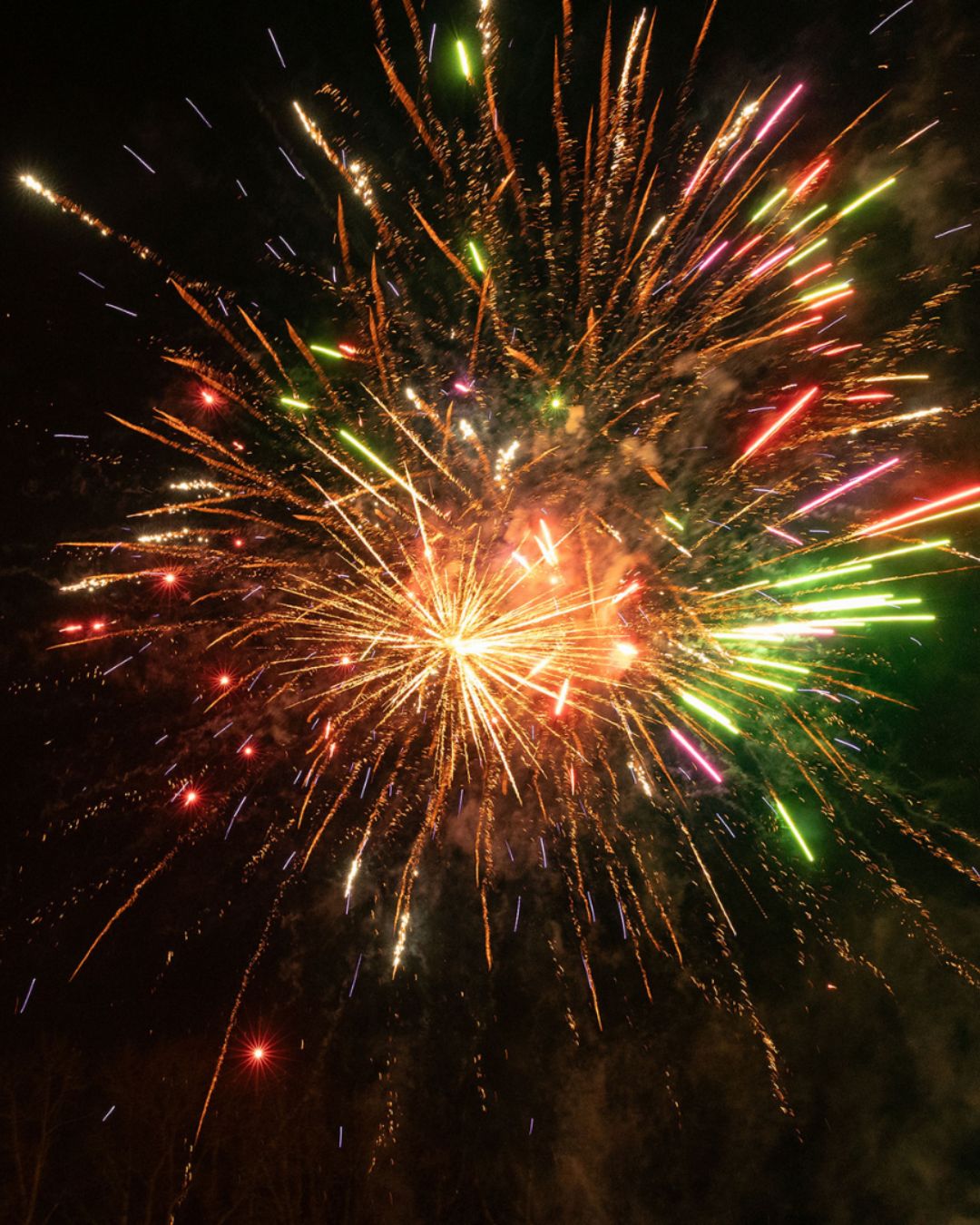 Gerbes de feux d'artifice illuminant le Château du Biez lors d'un événement professionnel sur mesure, prestation pyrotechnique Wagnon Group.
