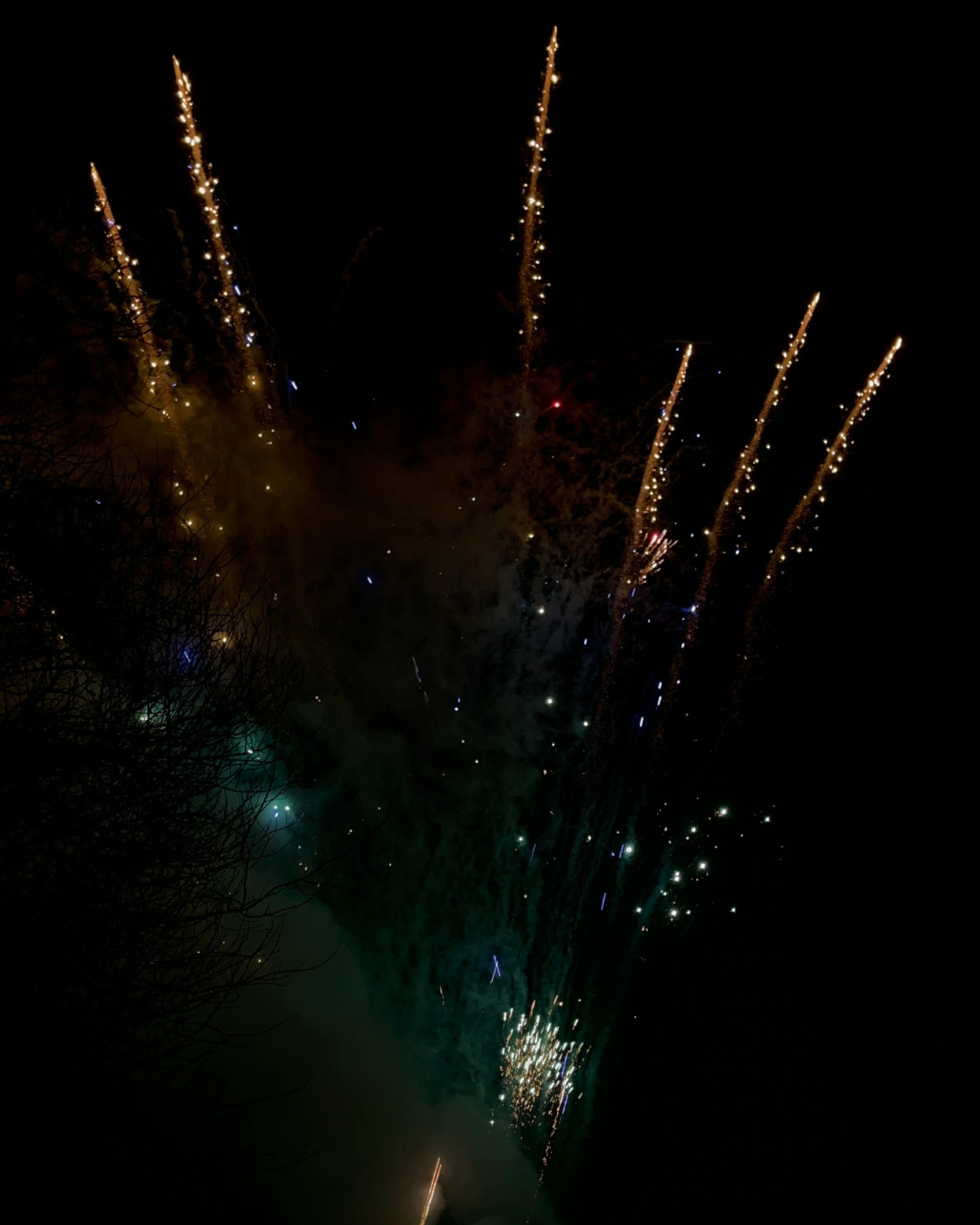 Chandelles pyrotechniques dorées et effets lumineux multicolores d'un feu d'artifice silencieux réalisé en extérieur par Wagnon Group, solution innovante à faible bruit pour événements privés.