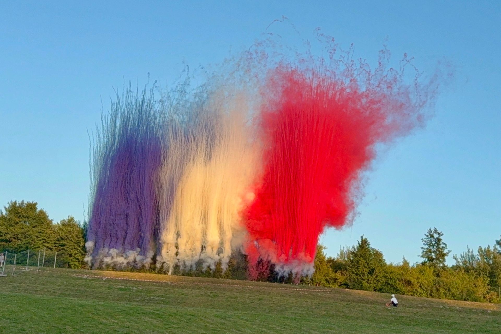 Feu de jour sur mesure aux couleurs bleu, blanc, rouge tiré en plein air lors d'une cérémonie commémorative pour collectivité, spectacle pyrotechnique diurne réalisé par Wagnon Group.