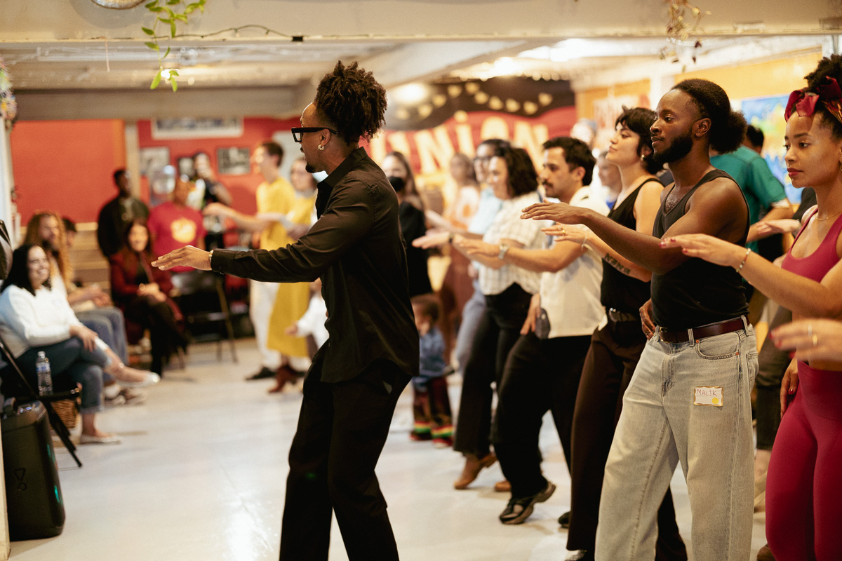 Clase grupal de danza en Union Cultural Center Seattle siguiendo movimiento guiado en comunidad