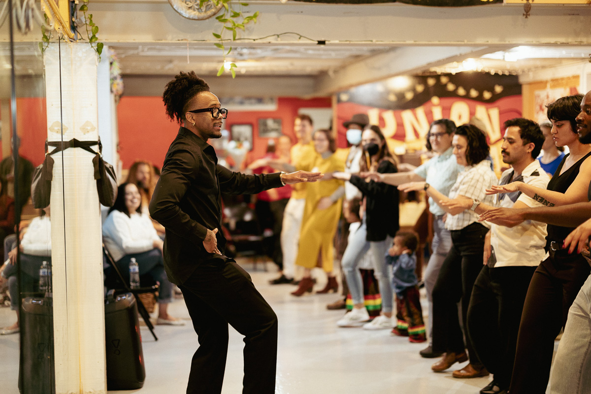 Taller de danza cultural en pareja en Union Cultural Center Seattle enfocado en movimiento