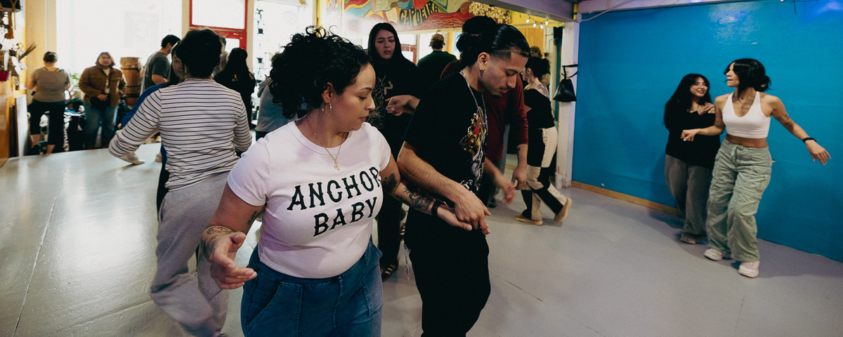 Clase de cumbia en Union Cultural Center Seattle con grupo aprendiendo pasos coordinados