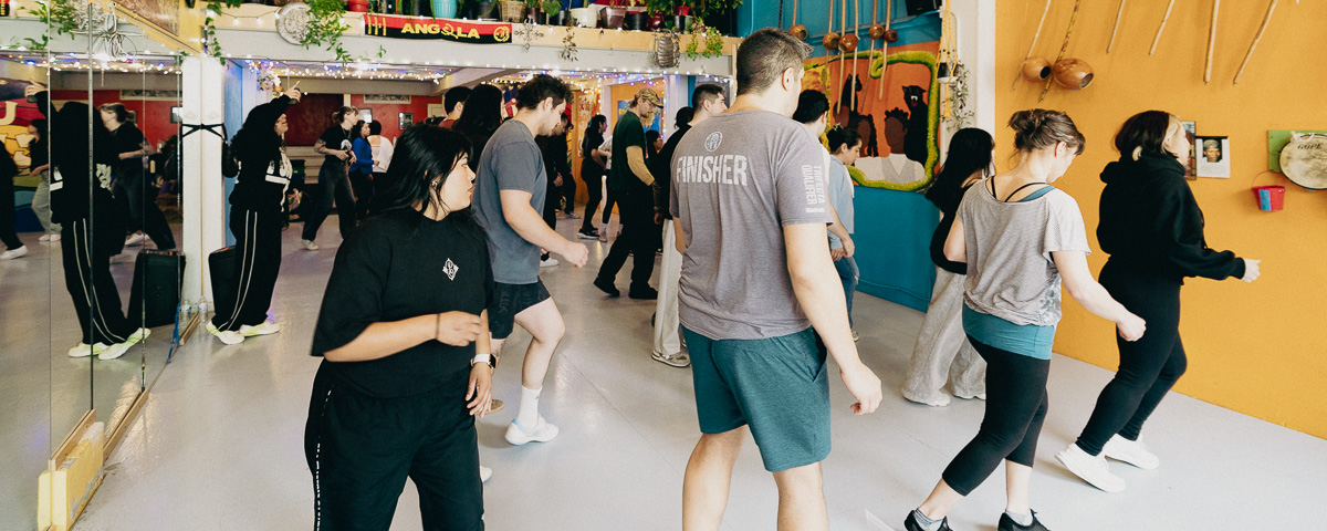 Clase de danza comunitaria en Union Cultural Center Seattle con participantes aprendiendo movimiento