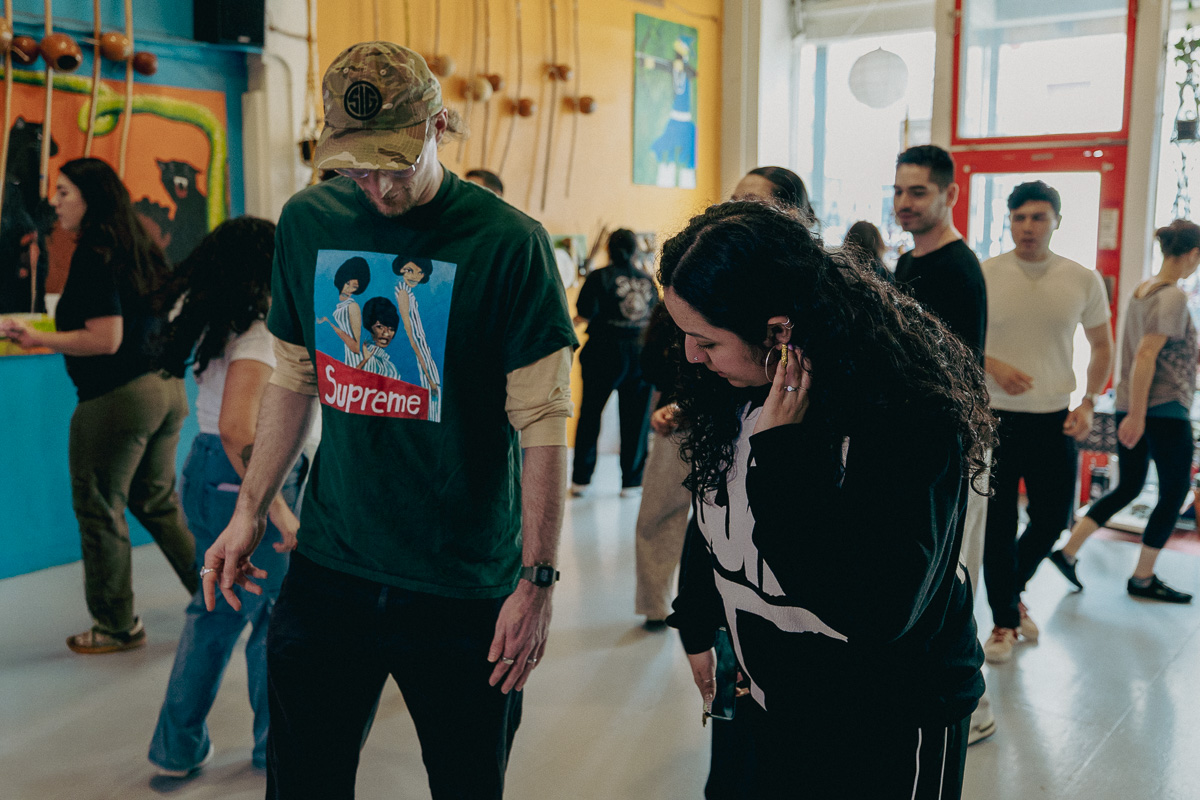 Clase grupal de danza en Union Cultural Center Seattle enfocada en movimiento coordinado