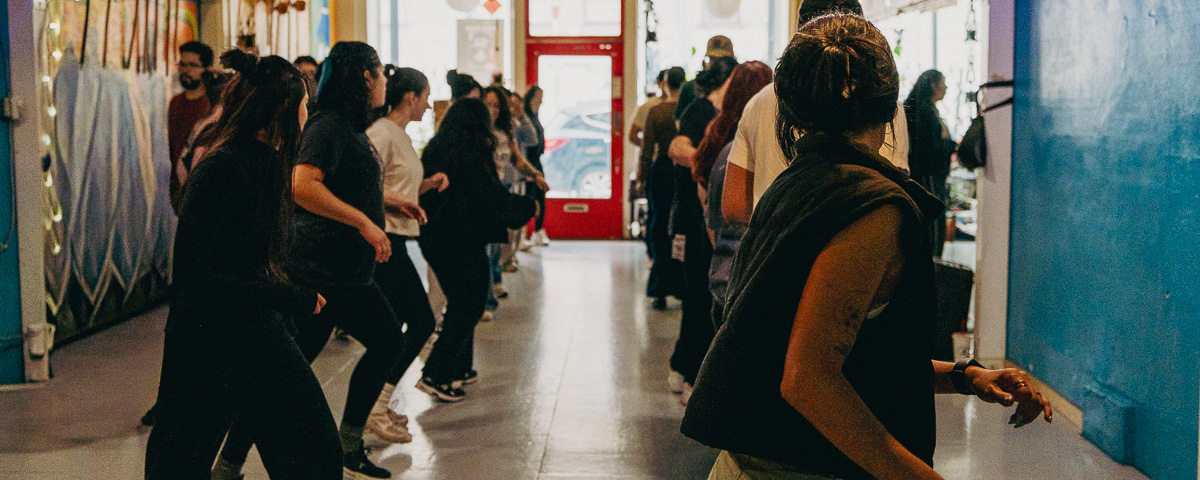 Clase de danza para principiantes en Union Cultural Center Seattle aprendiendo pasos básicos