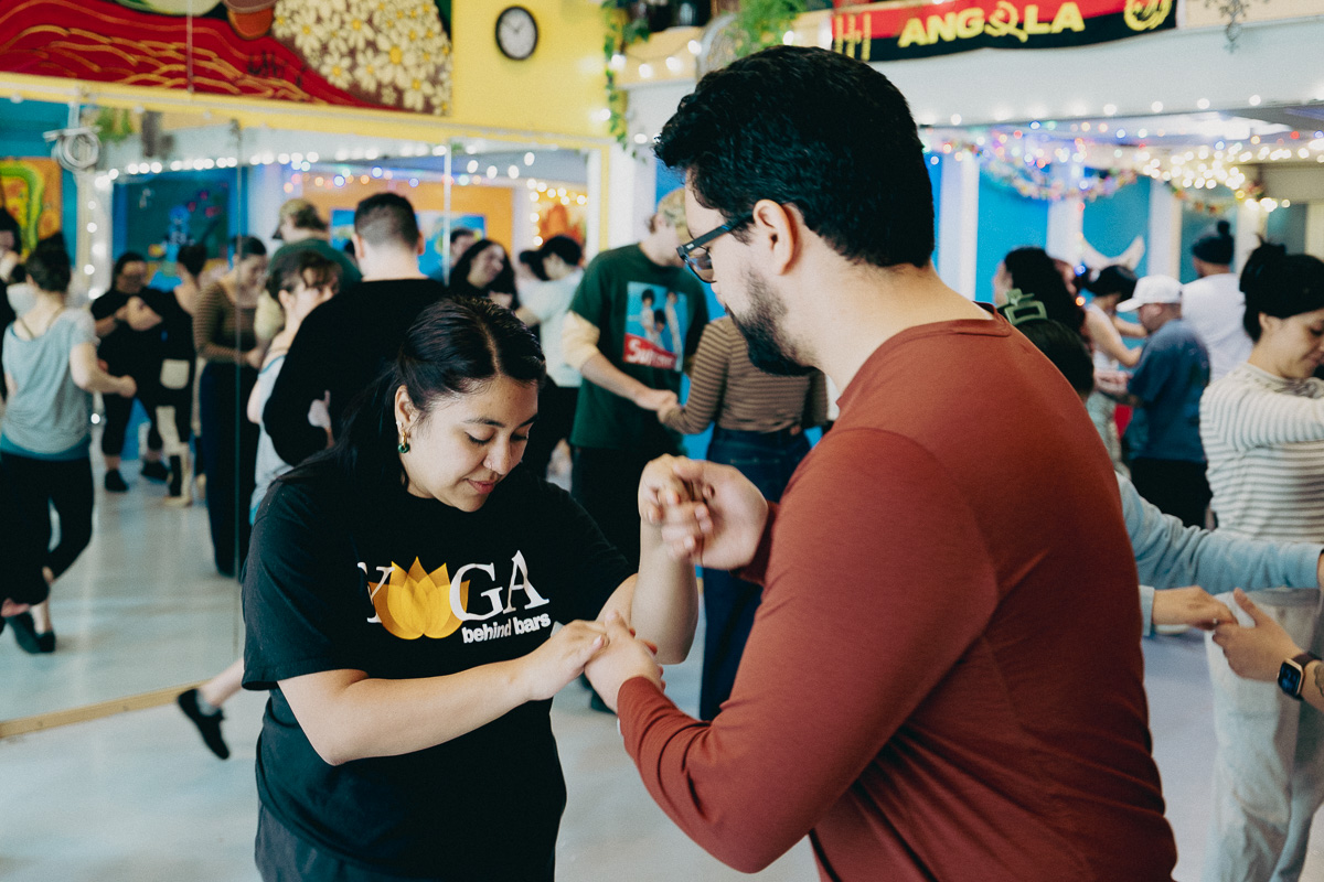 Aprendizaje de danza en pareja en Union Cultural Center Seattle siguiendo pasos
