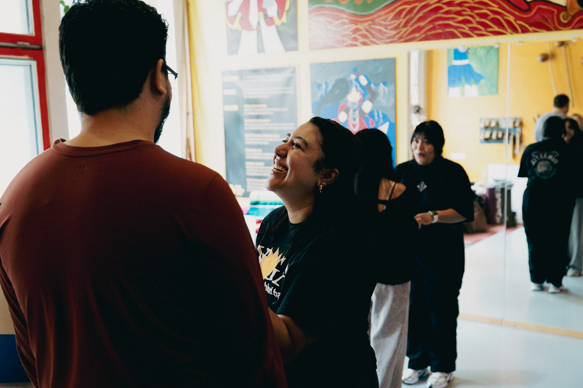 Clase de danza en pareja en Union Cultural Center Seattle con participantes conectando
