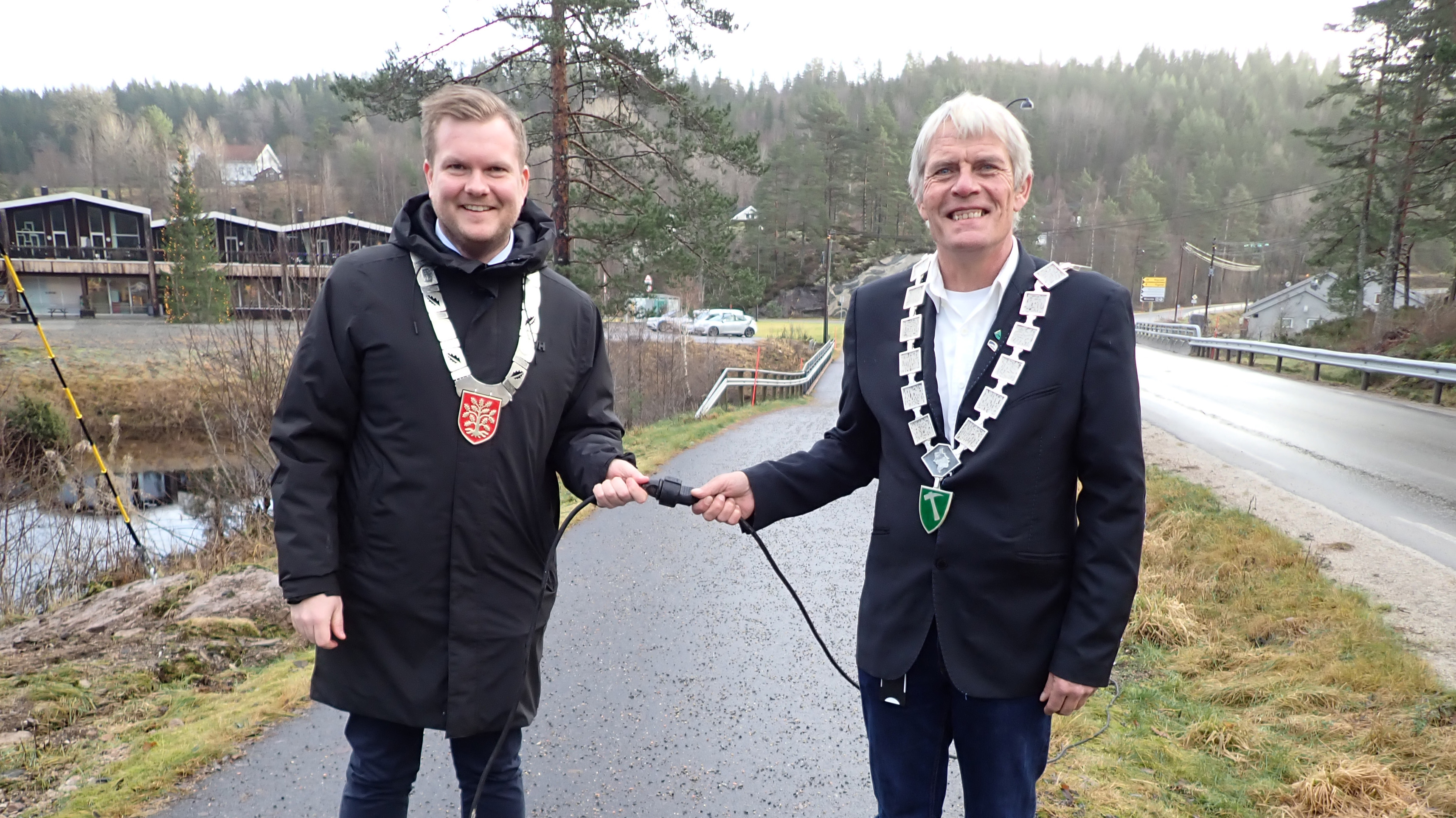 To fornøyde ordførere åpner lysanlegget ved Birketveittjønna. Fra venstre, fylkesvaraordfører Rune André Sørtveit Frustøl og ordfører André Myhren. Foto: Hans Munksgaard