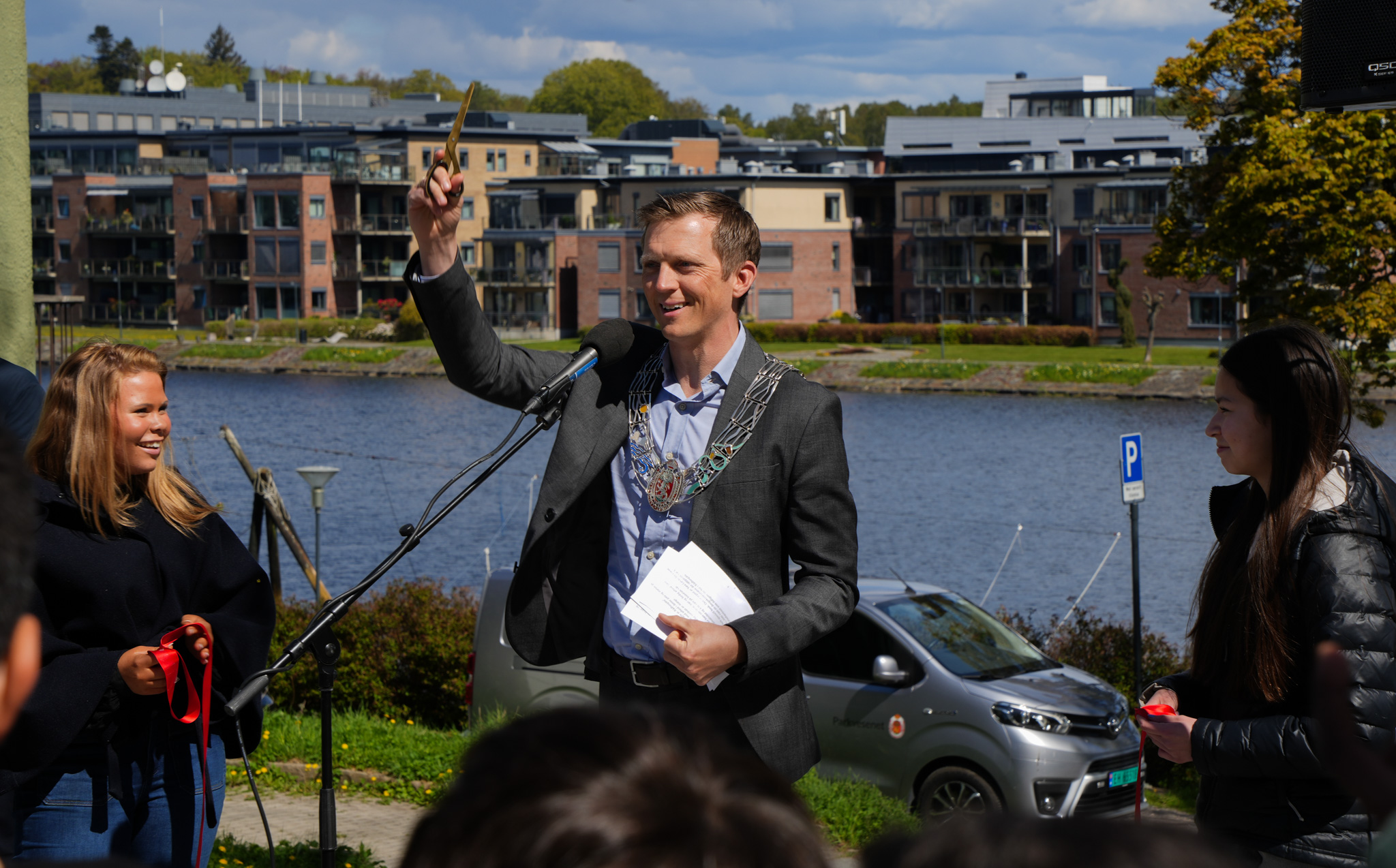 Høytidelig klippet åpningsbånd i Rådhusgata - Foto: Erling Ritland Taule