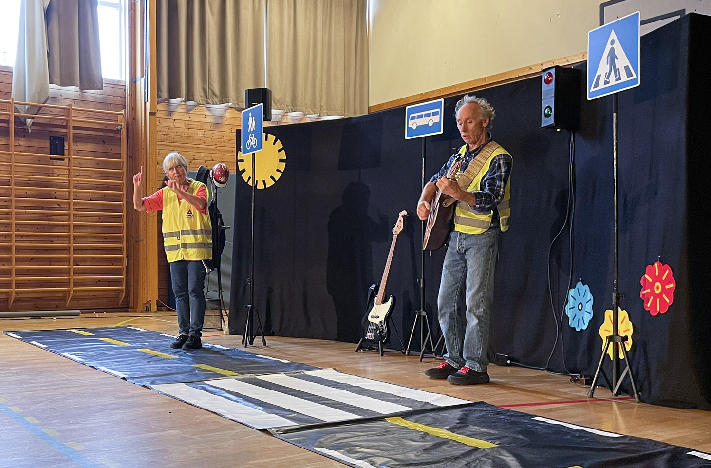 Laffen og Kikka skapte latter, alvor og engasjement da de besøkte Heståsen skole med forestillingen «Ville veier og vrange skilt». Foto: Hanna E. Marcussen