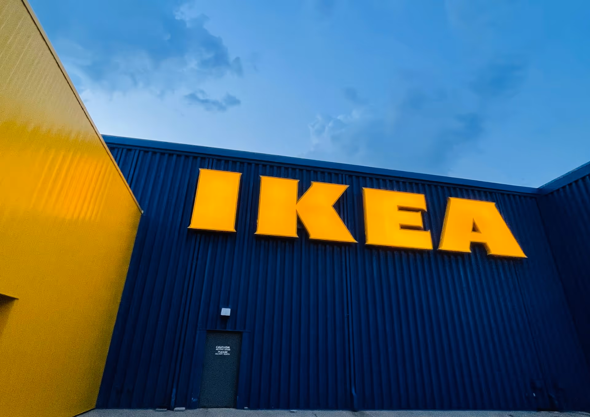 Großes IKEA Logo an Gebäude in Corporate Design Farben Gelb und Blau