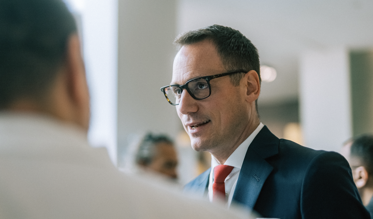 Prof. Dr. Christoph Juhn im Gespräch mit seinen Mandanten bei einem Kundenevent in Düsseldorf.