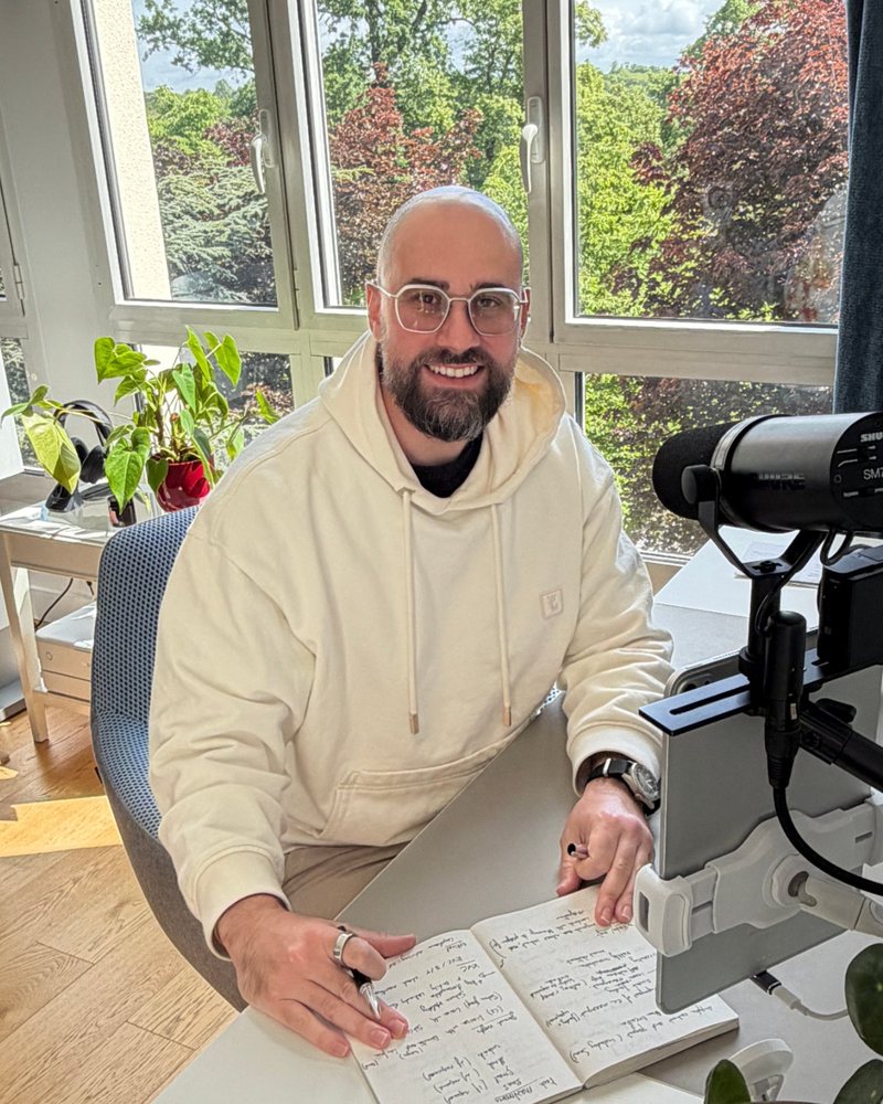 Cyril Forté à son bureau, souriant