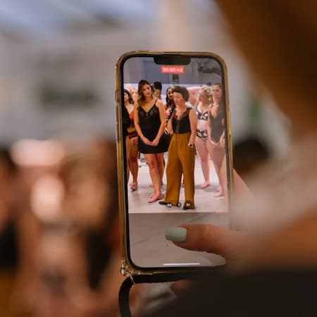 Scène capturée sur smartphone lors d’un événement LNDP mettant en avant la prise de parole des participantes