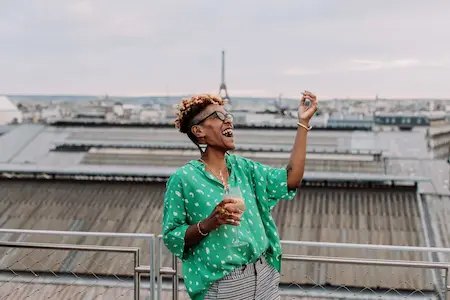 Invitée souriante lors d’un anniversaire d’entreprise à Paris avec vue sur la Tour Eiffel