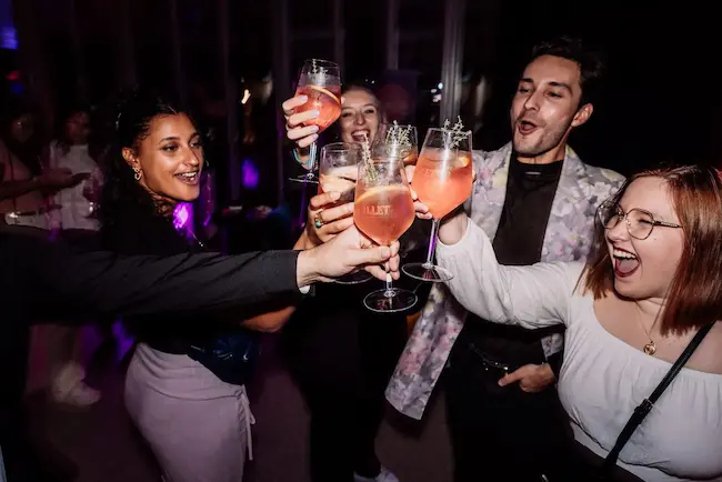 Célébration festive entre collaborateurs pendant une soirée d’anniversaire d’entreprise