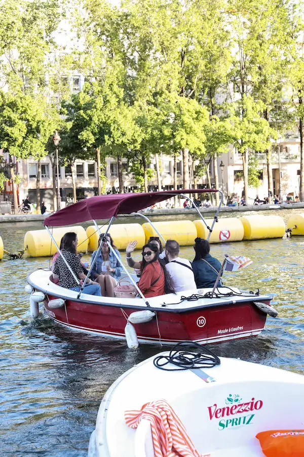 Équipe réunie sur l’eau pour célébrer un anniversaire d’entreprise en plein air