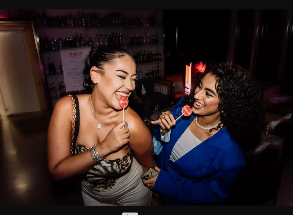 deux influenceuses qui sourient lors d'un événement presse organisée par l'Agence LNDP