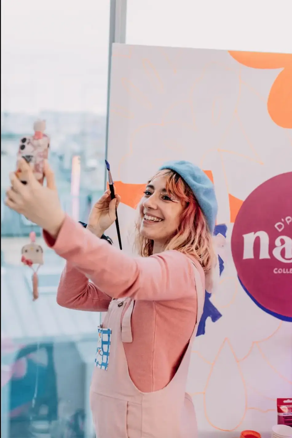 personne qui se prend en photo pour mettre sur instagram