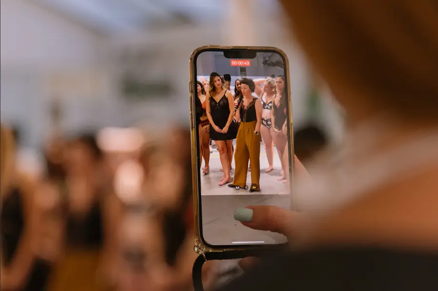 Enregistrement d'une story Instagram lors d'un discours