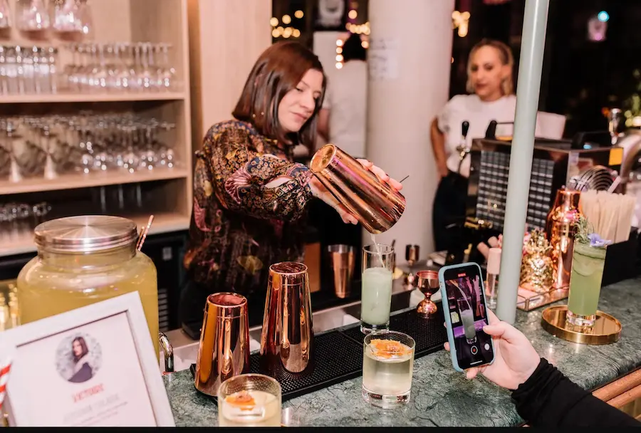 Une serveuse fait un cocktail lors d'une soirée de cérémonie des voeux