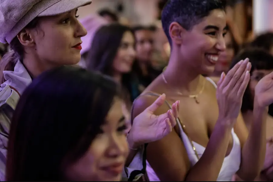 employées qui sourient et sont heureuse lors d'une soirée des voeux à Paris