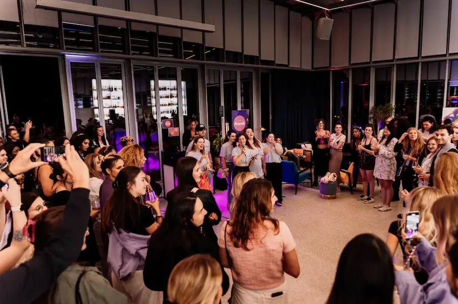 Inauguration d’entreprise à Paris avec invités réunis autour d’une prise de parole et d’un cocktail d’inauguration