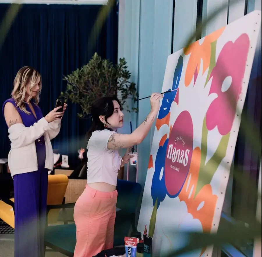 Animation artistique lors d’une inauguration d’entreprise, création live pour renforcer l’expérience de marque