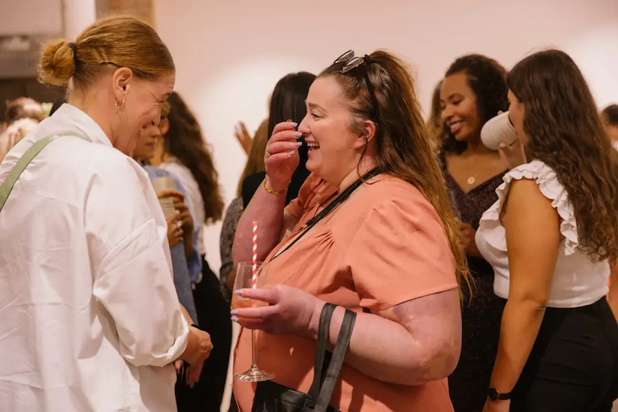 Moment d’échange entre invités lors d’un cocktail d’inauguration d’entreprise