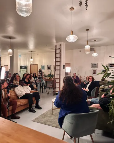 Conférence d’entreprise avec intervenant sur scène et collaborateurs réunis dans une salle à Paris