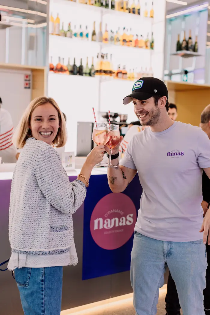 Invités souriants lors d’un anniversaire d’entreprise à Paris avec vue sur la Tour Eiffel