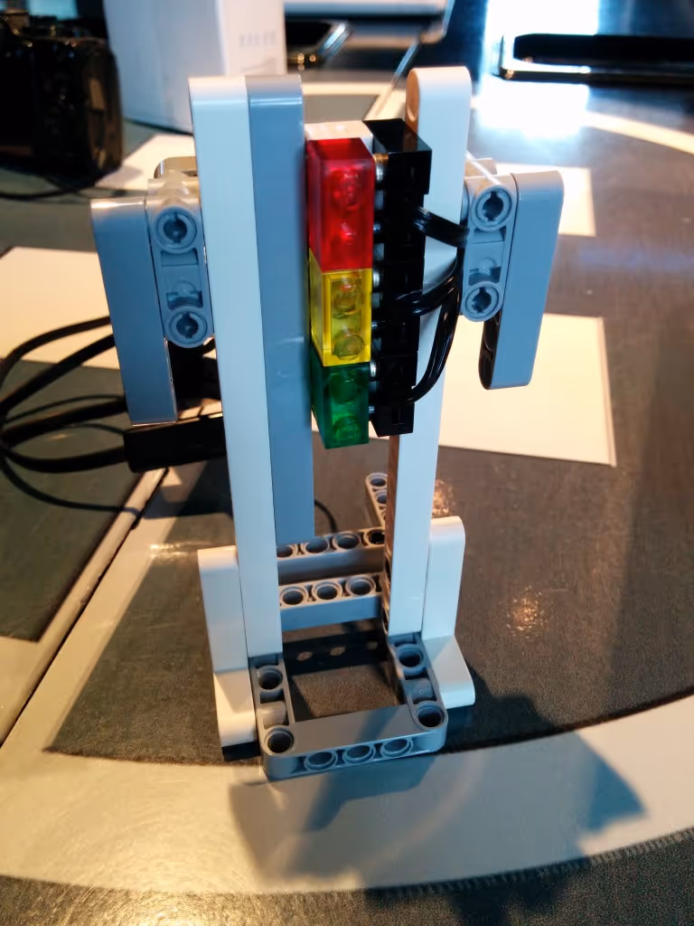 Traffic light assembly using RCX/NXT lamps, coloured diffusers and wires, made with only EV3 Ed brick pieces
