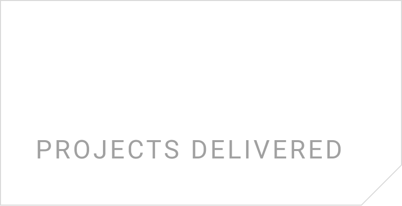 Black rectangular banner with large white text '1K+' and smaller gray text 'PROYECTOS DESARROLLADOS'.