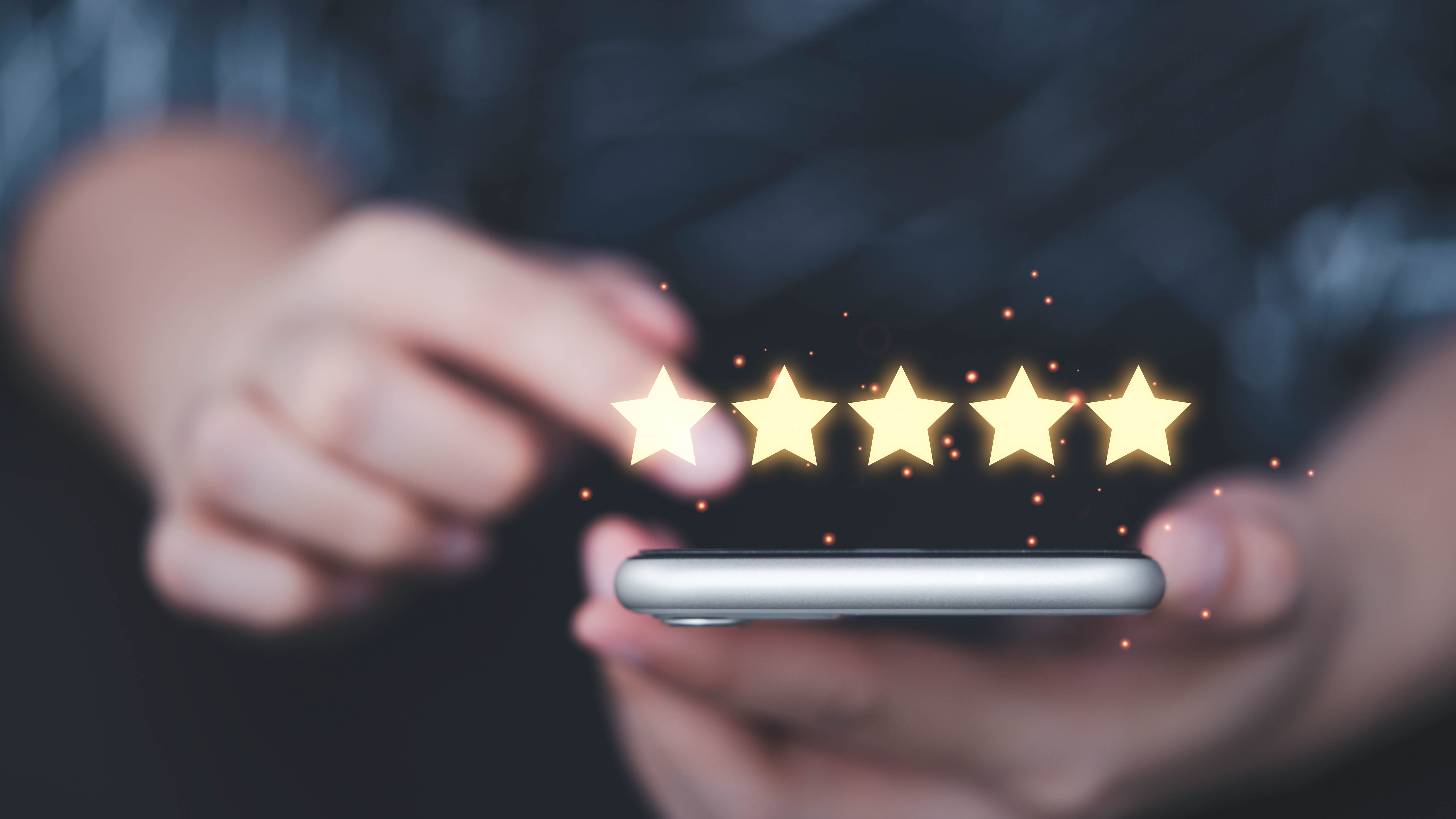 Customer awarding five glowing stars on a smartphone, the online reviews that win Farragut Tennessee home services customers