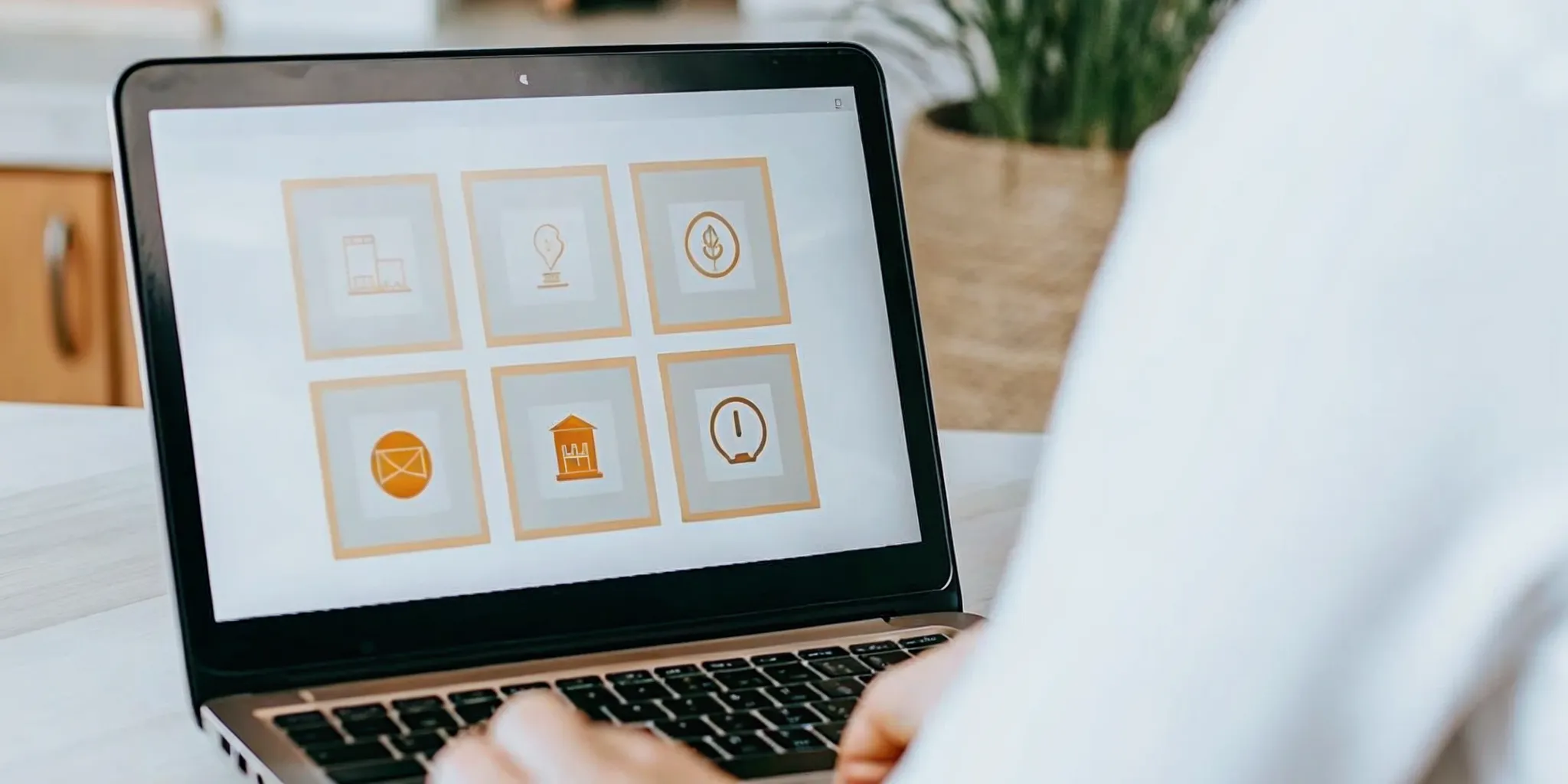 A person completes the online application for a 60 minute e-transfer loan.