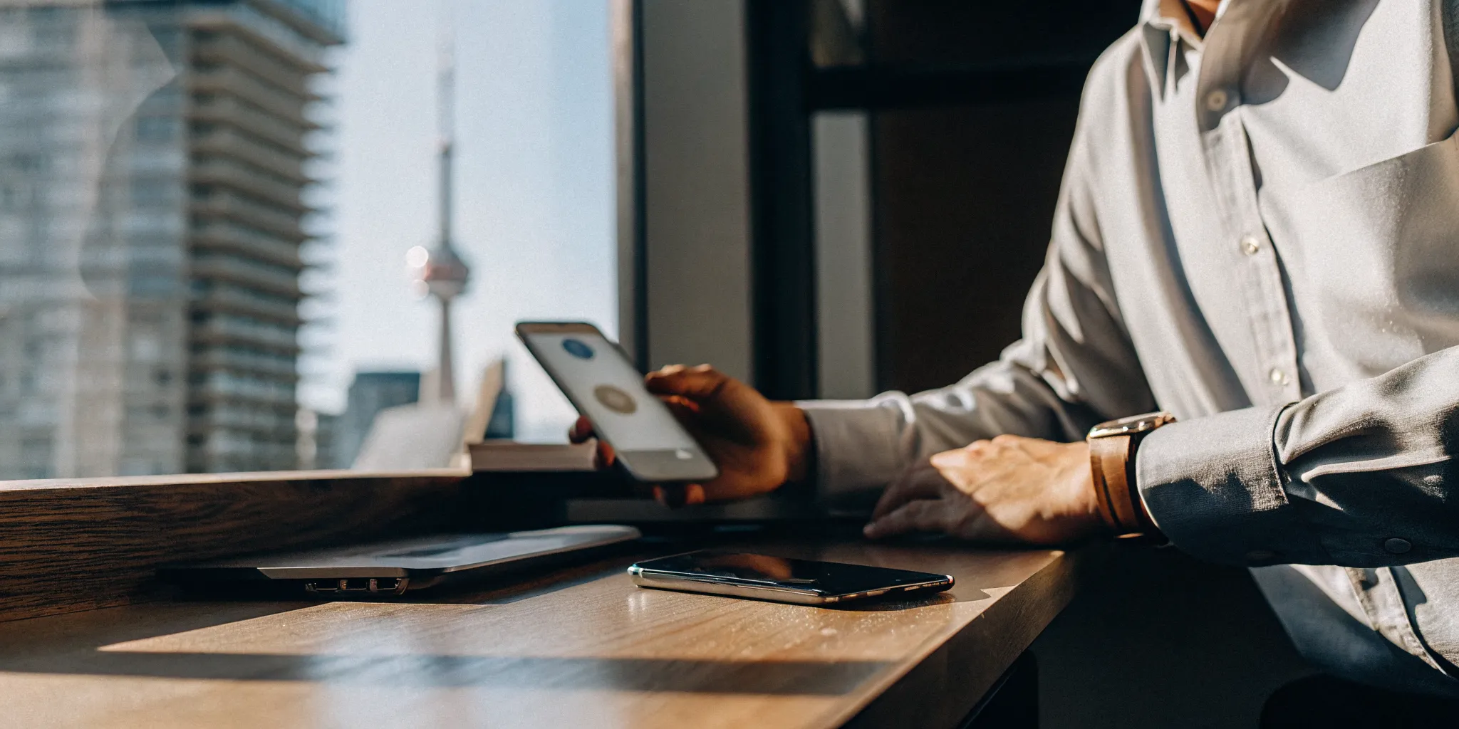 Man using a laptop to compare same day loans in Canada.