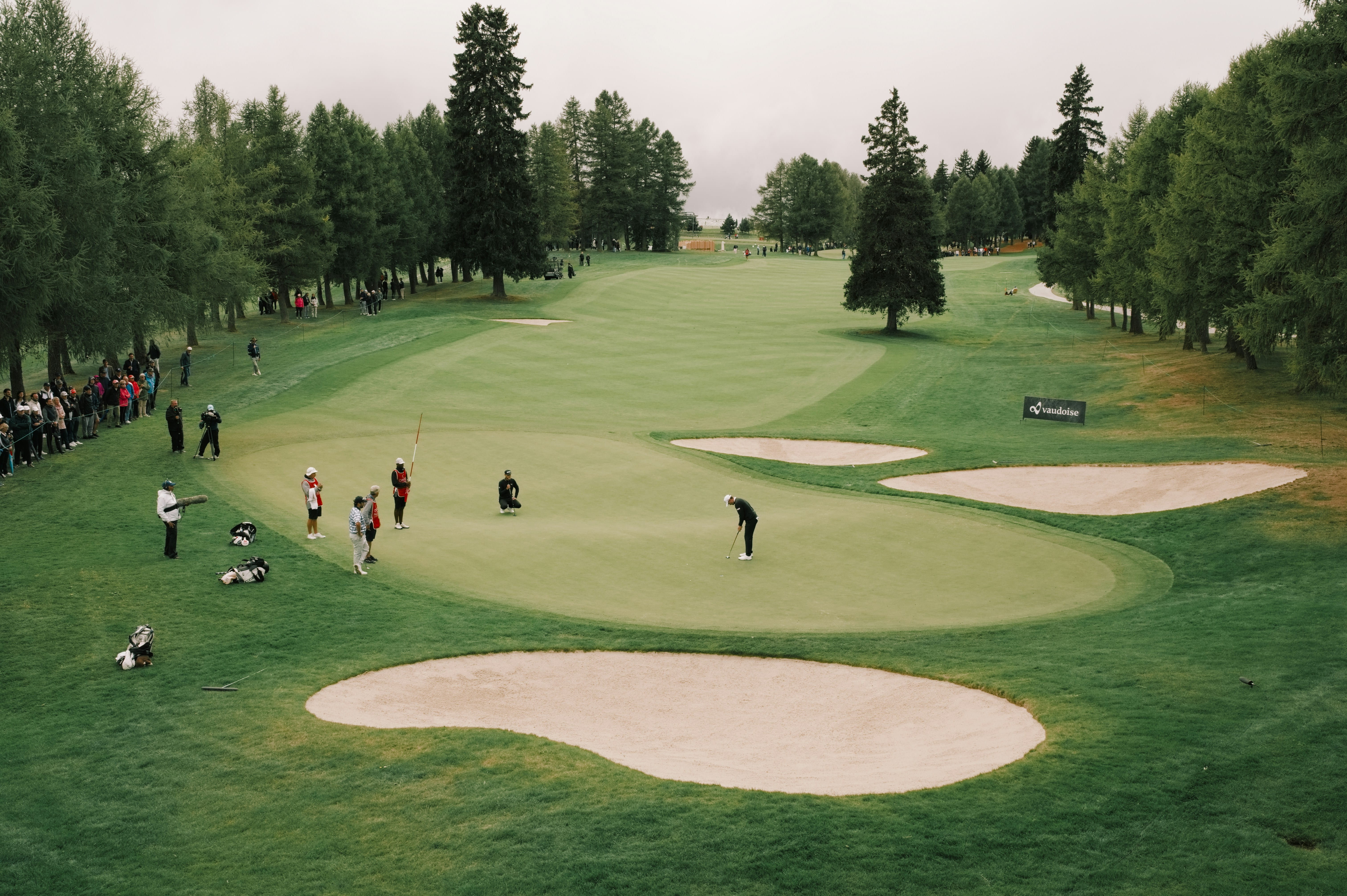 Golfball im Flug nach dem Schlag – Ballfluggesetze im Golf zu Slice, Hook und Startrichtung