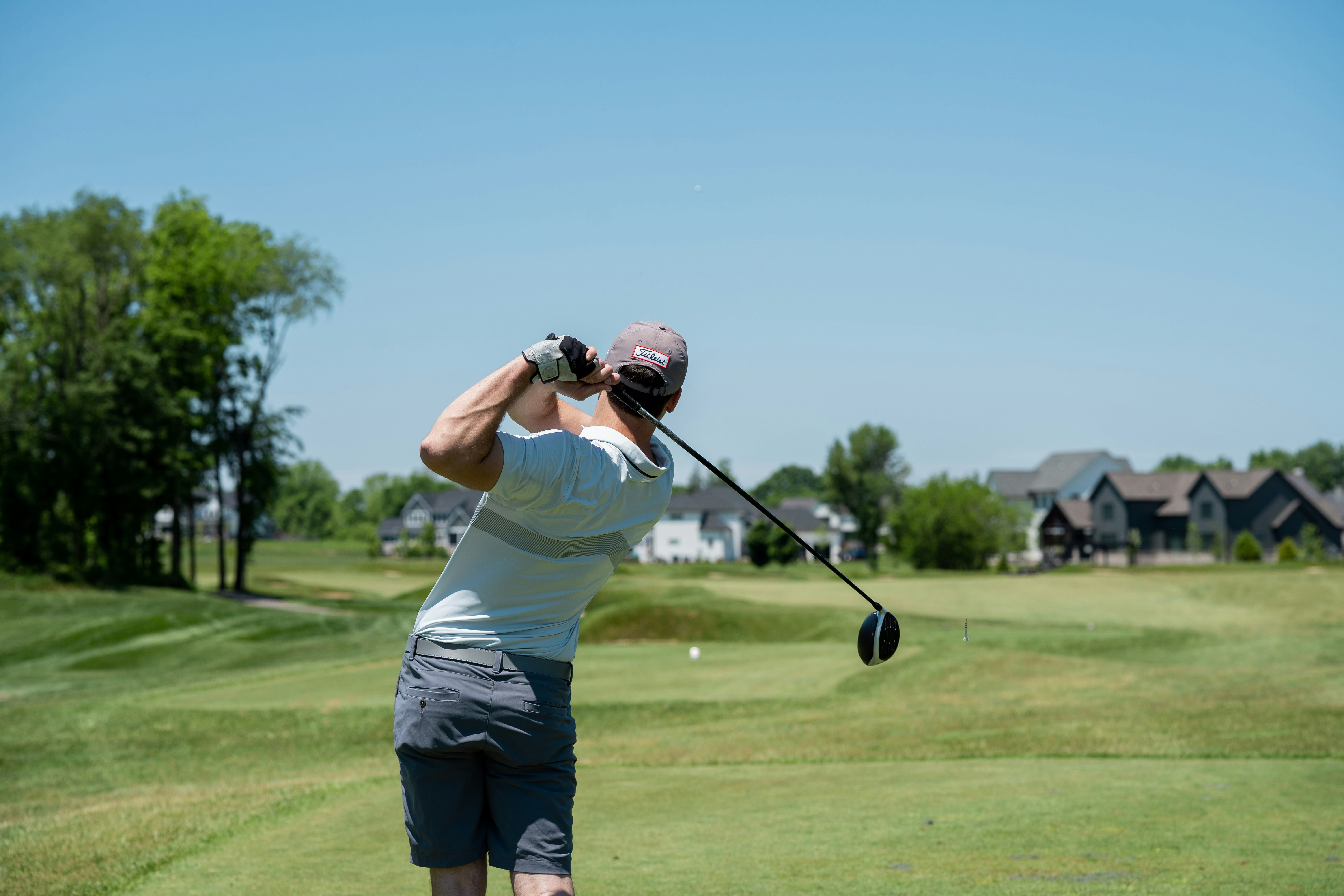 Golfer beim Abschlag mit dem Driver Richtung Fairway – Fairway Finder Routine für mehr Treffer