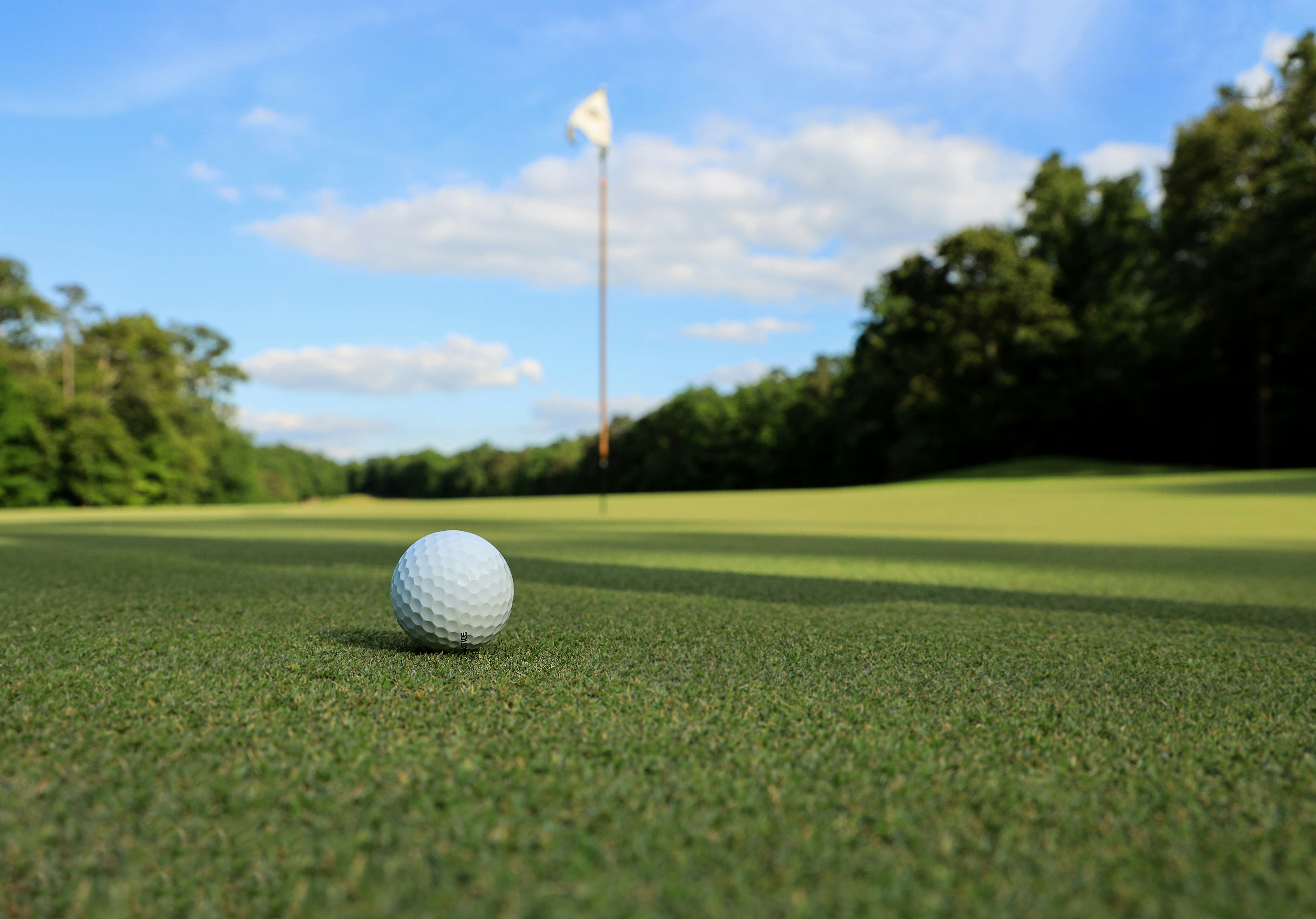Golfer plant den nächsten Schlag auf dem Fairway – Course Management statt Angst vor Fehlern